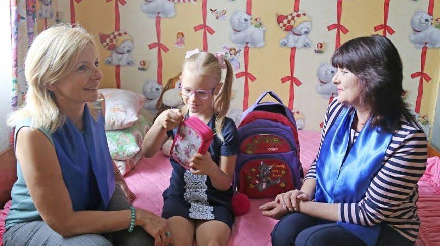 Воспитанники детских домов семейного типа в Гомеле получили портфели от БСЖ к 1 сентября