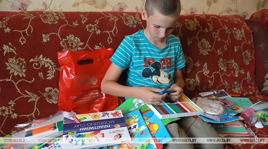 В Гомельской области более 600 ребят уже получили школьные наборы во время акции к 1 сентября