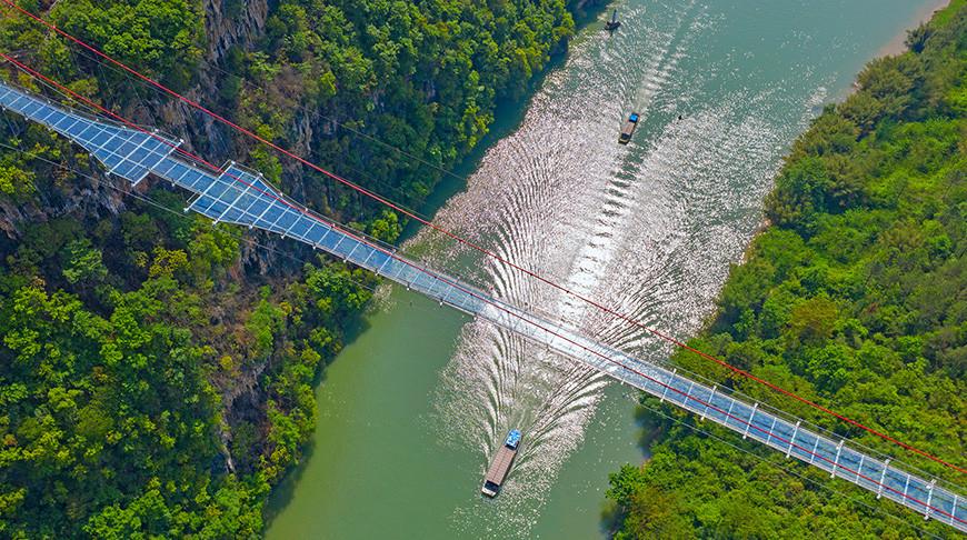 Самый длинный в мире подвесной стеклянный мост появился в Китае