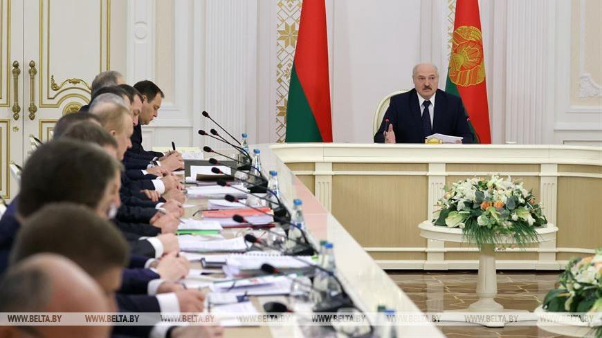 Лукашенко провел совещание по работе экономики в 2020 году