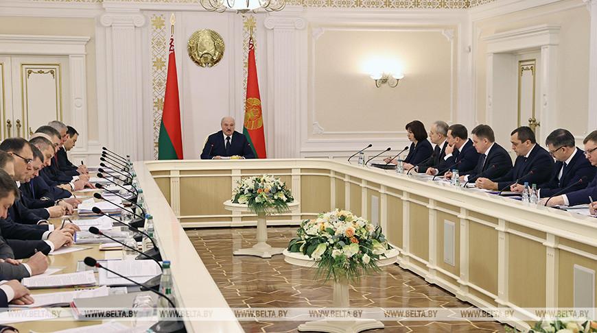 Президент провел совещание с руководством Совмина