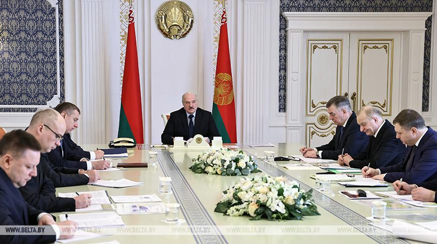 Лукашенко требует определения четких перспектив развития мотовелозавода