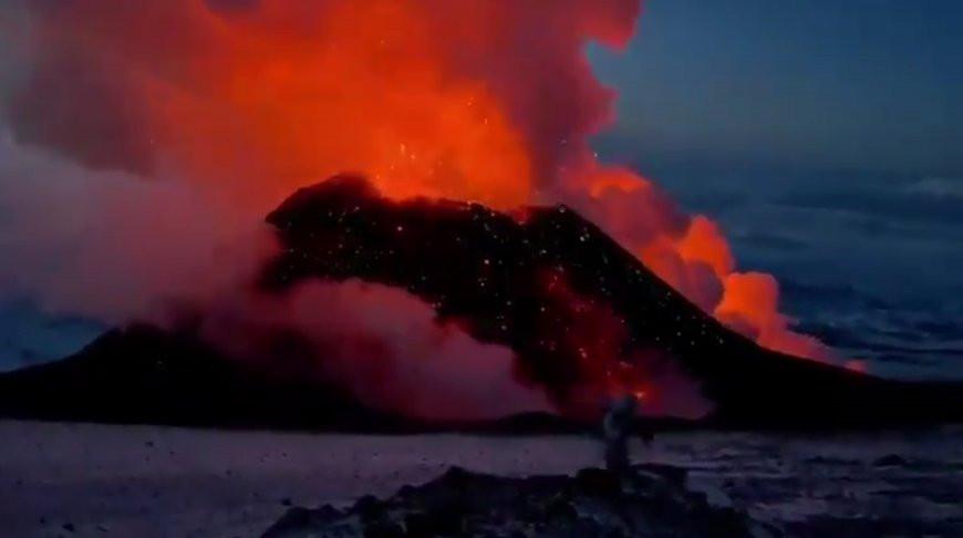 Невероятное извержение вулкана на Камчатке показали на видео