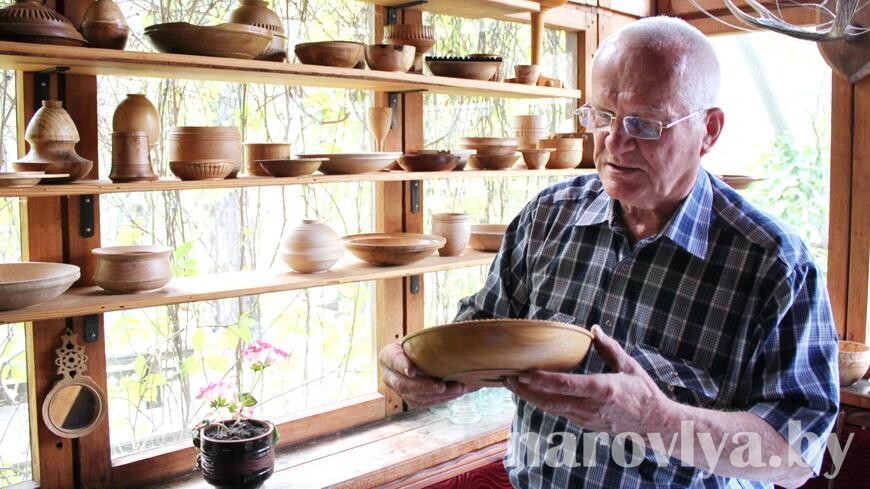 Уникальную деревянную посуду делает бывший главный санитарный врач Наровлянского района