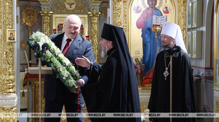 Лукашенко передал в дар церкви воссозданную святыню — напрестольный Туровский крест