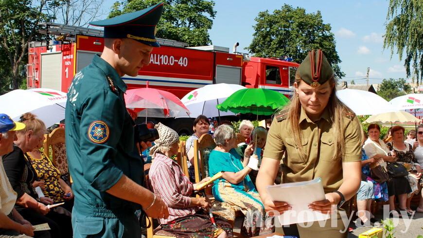 Наровлянские спасатели и специалисты ТЦСОН организовали праздник для пожилых людей