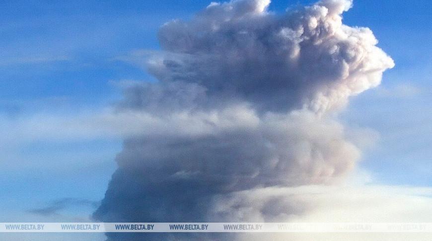 На Курилах зафиксирован выброс пепла вулкана Эбеко высотой 3,7 км