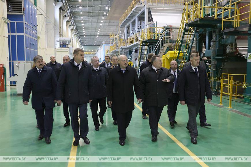 Лукашенко ознакомился с производством картона на Добрушской бумажной фабрике