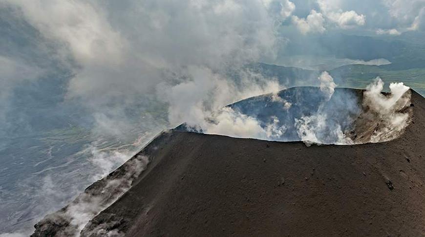 Пепловый выброс вулкана Карымский на высоту до 4 км зафиксировали на Камчатке
