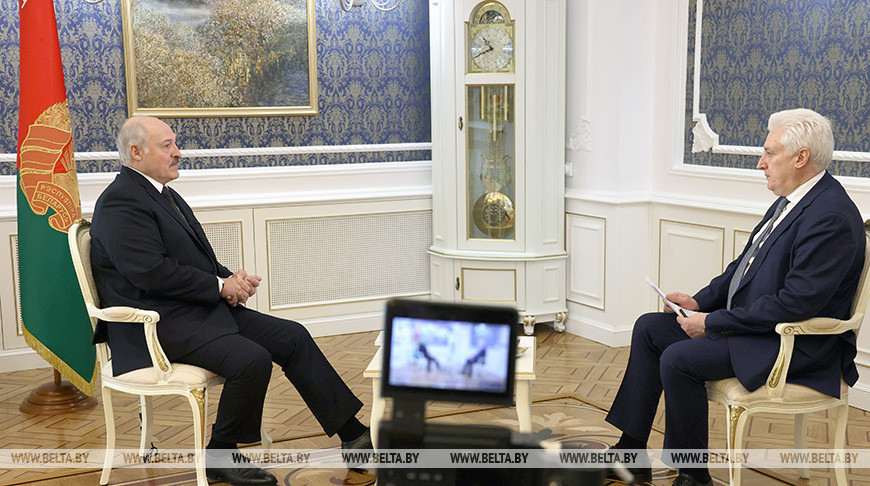 Лукашенко дал интервью главреду журнала «Национальная оборона» военному эксперту Игорю Коротченко