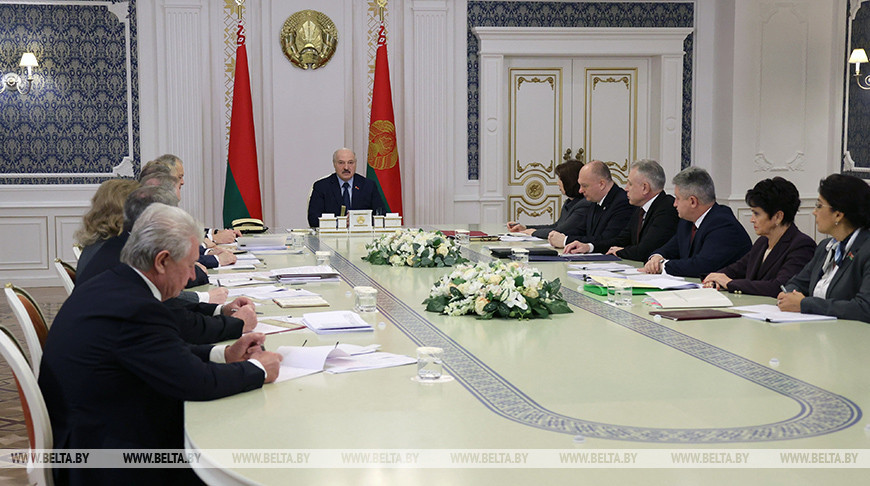 «Мы будем защищаться, нам отступать некуда». Лукашенко пообещал жесткий ответ на новые санкции