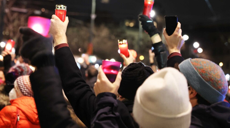 В Вене тысячи человек зажгли свечи в память об умерших от ковида