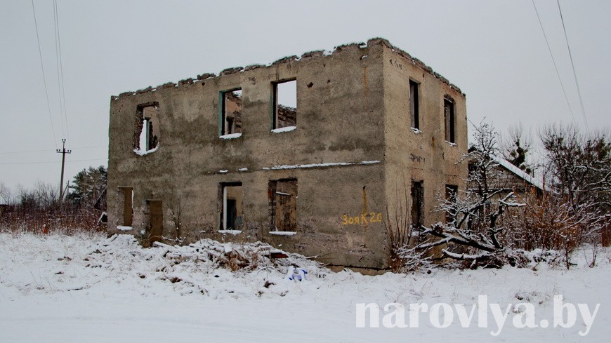 Дом по улице Зои Космодемьянской в Наровле представляет опасность для окружающих