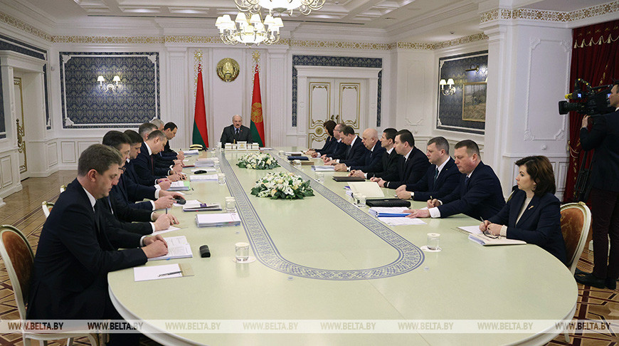 От системы закупок до финансовой грамотности. Лукашенко собрал на совещание руководство Совмина