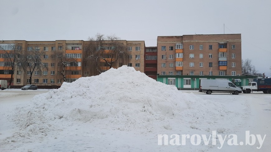 Жители Наровли выказывают недовольство относительно растущих с каждым днем куч снега, образовавшихся на площадях города