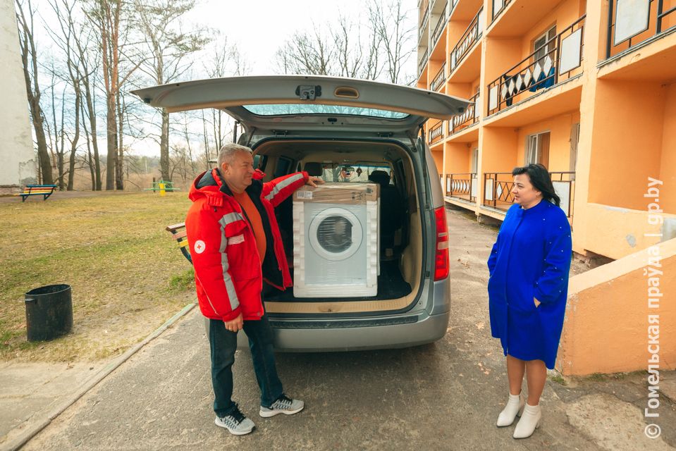 Областной Красный Крест передал беженцам две стиральные машины