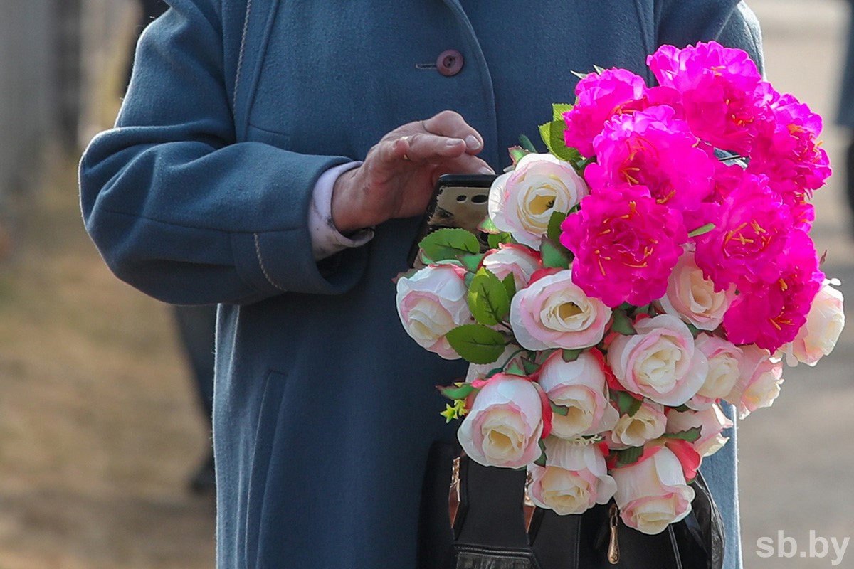 БПЦ призвала граждан не приносить искусственные цветы на Радуницу