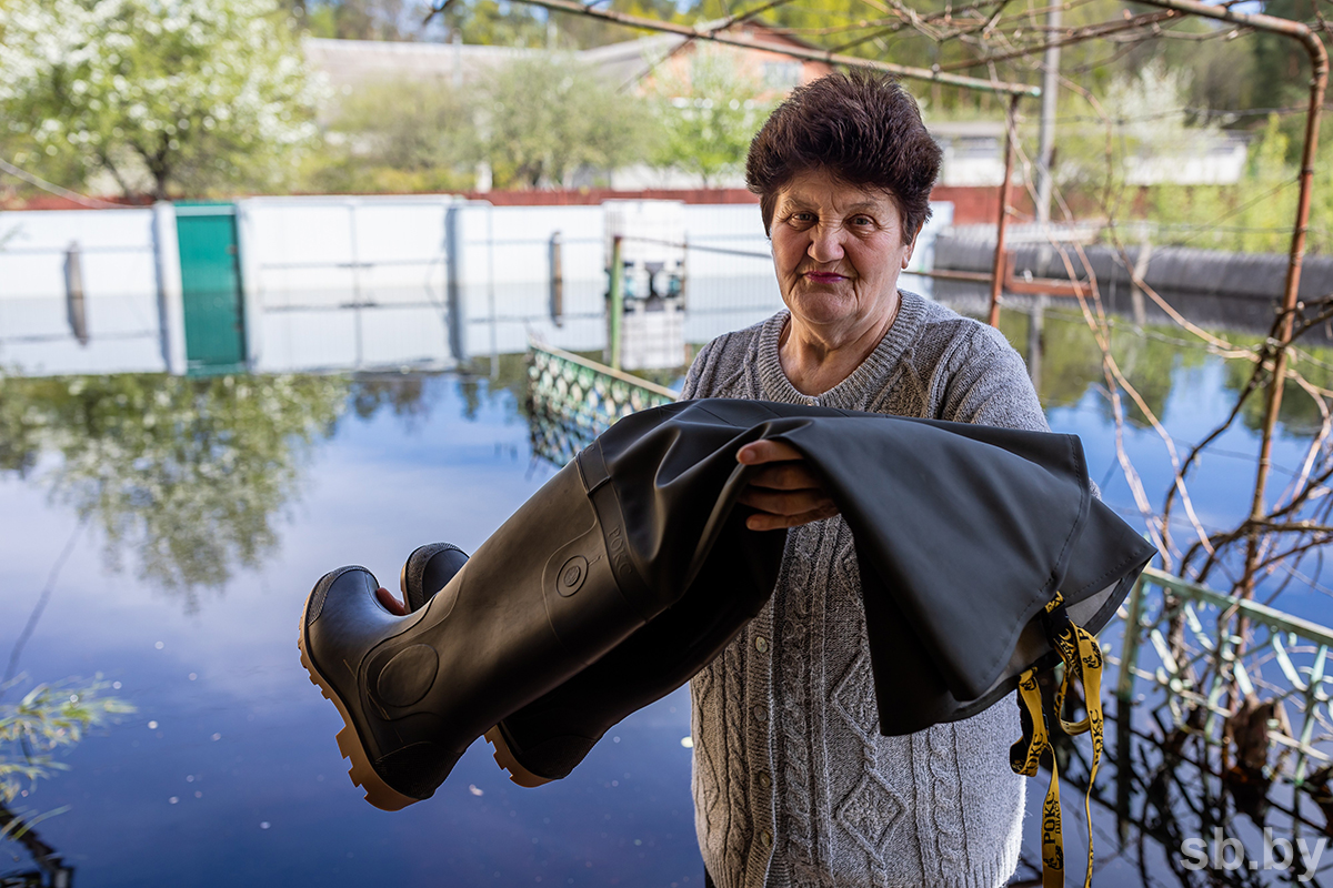 Жителям Гомельской области в преодолении последствий паводка помогают круглосуточно