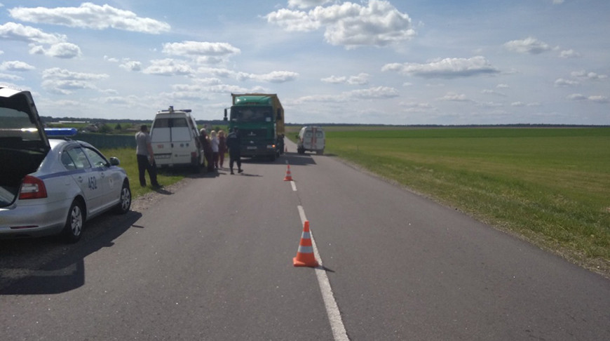 Водитель электросамоката погиб под колесами грузовика в Мозырском районе