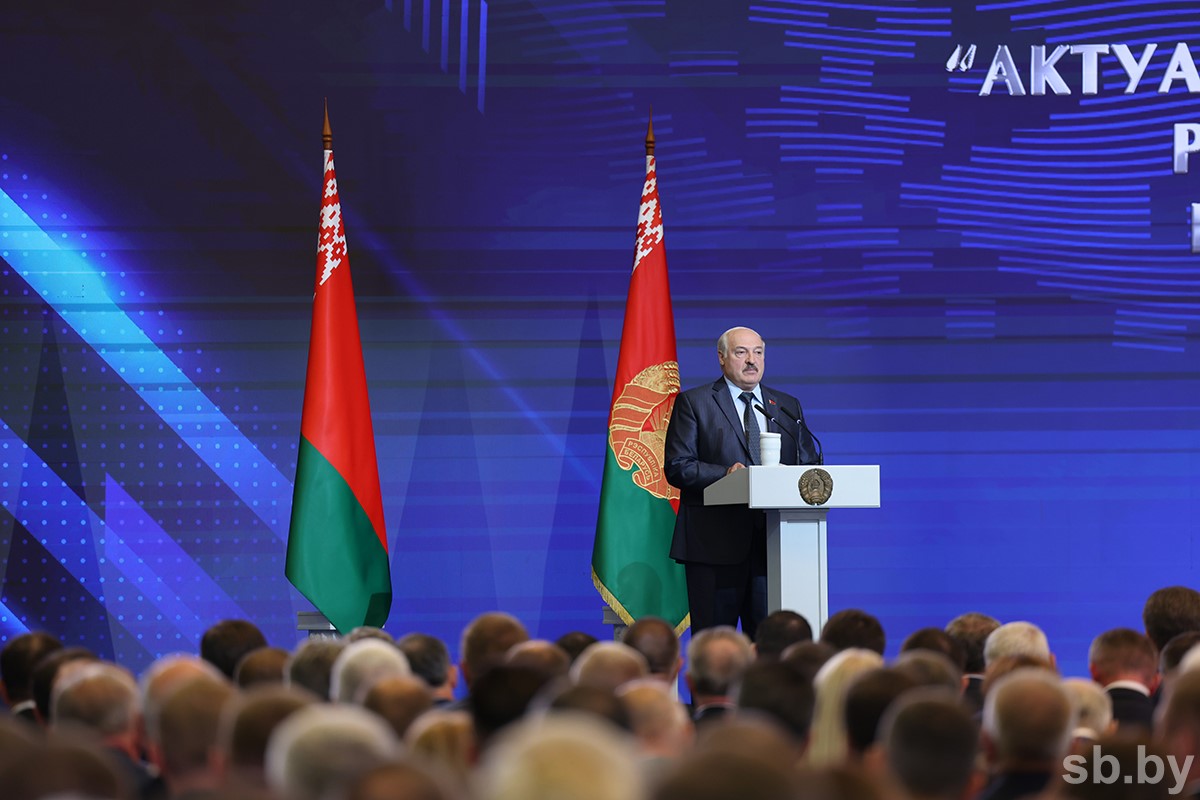 Лукашенко: районные газеты не должны превратиться в трибуну или доску почета председателя исполкома