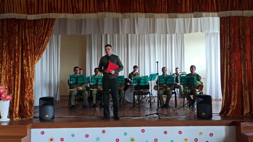 Выступление оркестра Мозырского погранотряда в деревне Вербовичи