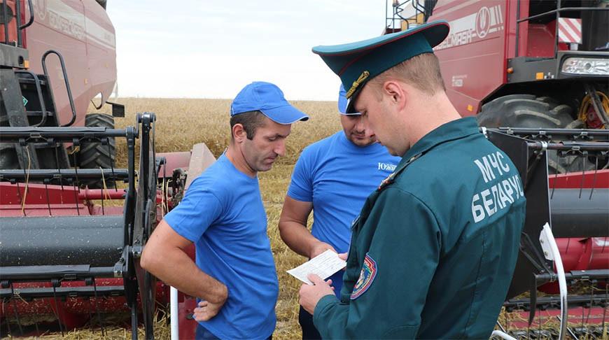 Спасатели на уборочной: в Гомельской области работники МЧС помогают аграриям