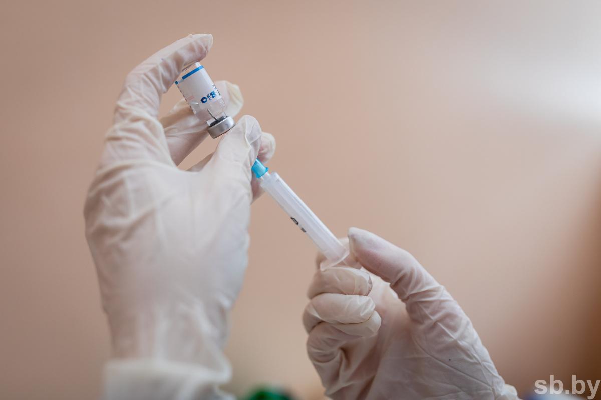 Лукашенко: в ближайшее время начнем разливать белорусскую вакцину от COVID-19