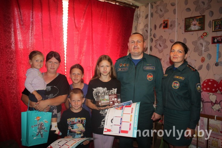 Благотворительную акцию «Соберем детей в школу вместе» поддержали работники Наровлянского РОЧС