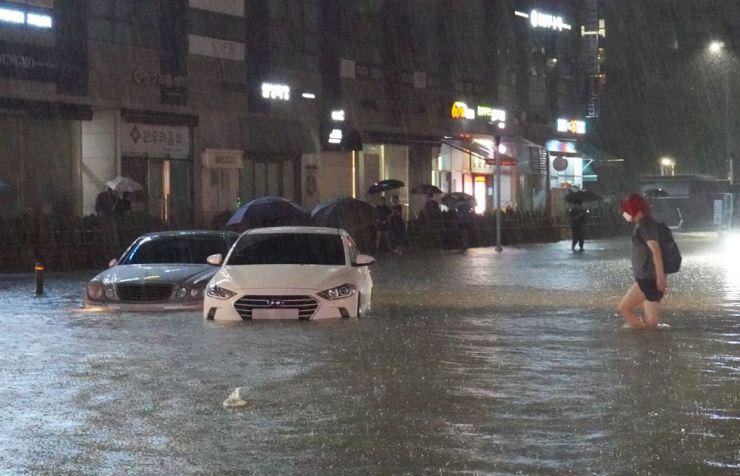 Семь человек погибли из-за ливней и наводнений в Сеуле