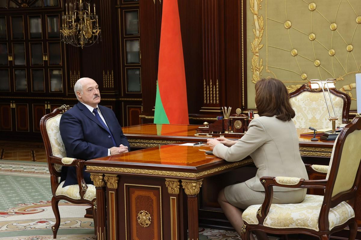 «Что говорит народ?» Лукашенко провел рабочую встречу с Кочановой
