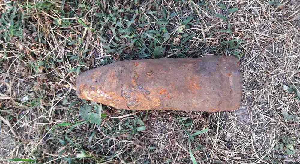 Артиллеристский снаряд обнаружили во время земляных работ на территории сельхозпредприятия «Звезда» в Чечерском районе