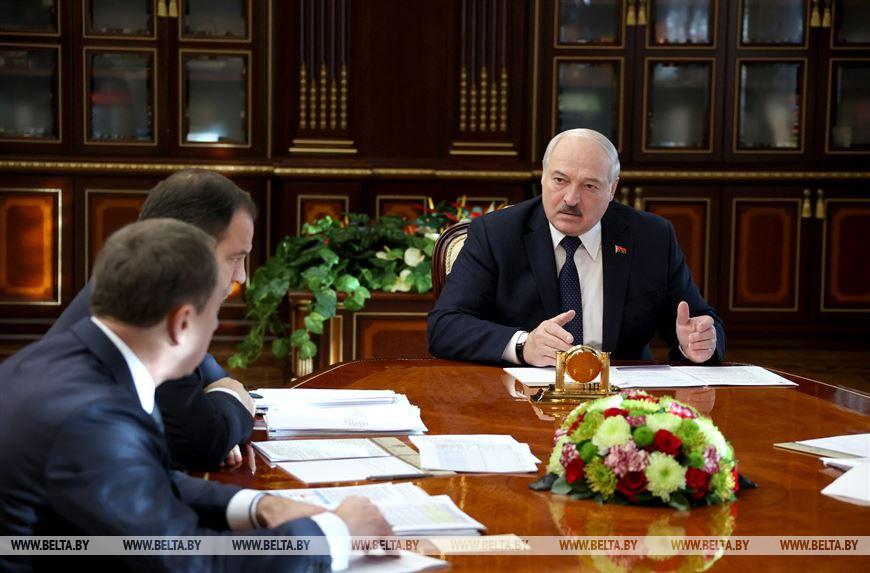 Что с экономикой и ценами и зачем Лукашенко встретится с Путиным? Президент принял с докладом Головченко