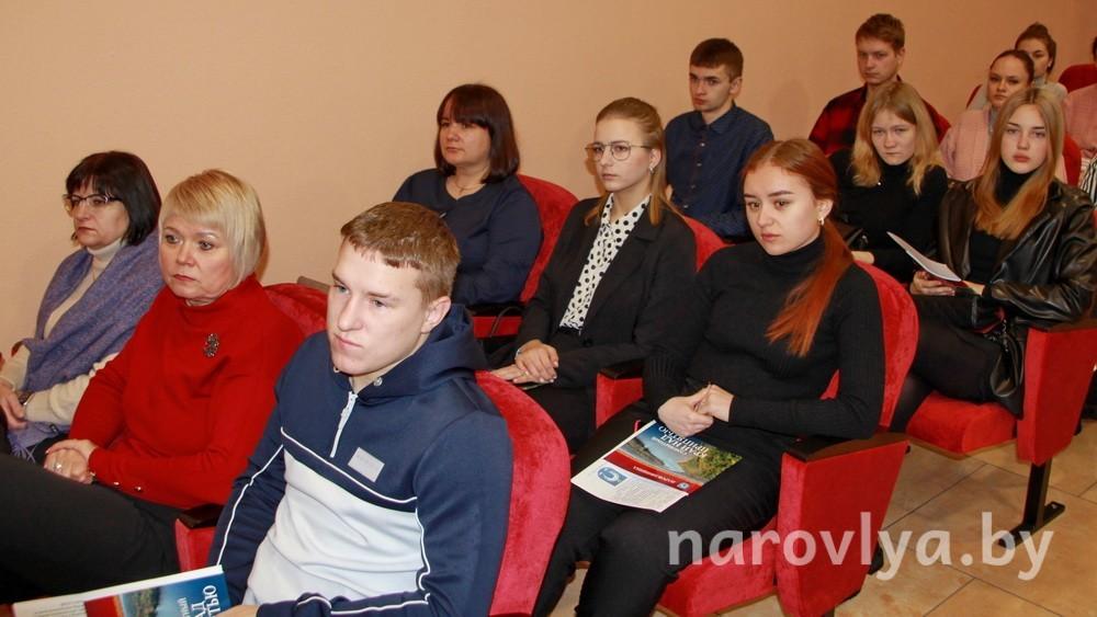 <strong>Руководство Наровлянского района встретилось с молодыми специалистами</strong>