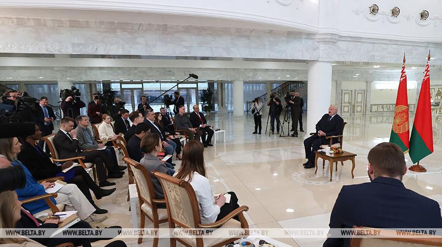 Лукашенко отвечает на вопросы зарубежных и белорусских СМИ, но «Большой разговор» еще впереди