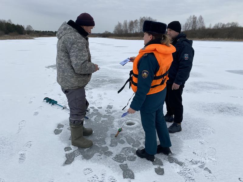 Спасатели напоминают об опасности тонкого льда