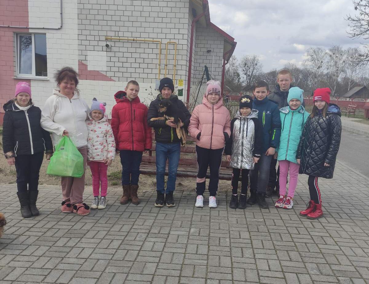 Учащиеся Вербовичской базовой школы вручили подарки детям из дома семейного типа