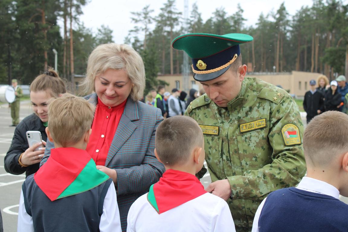 В Мозырском погранотряде торжественно приняли в пионеры учеников Прудковской средней школы