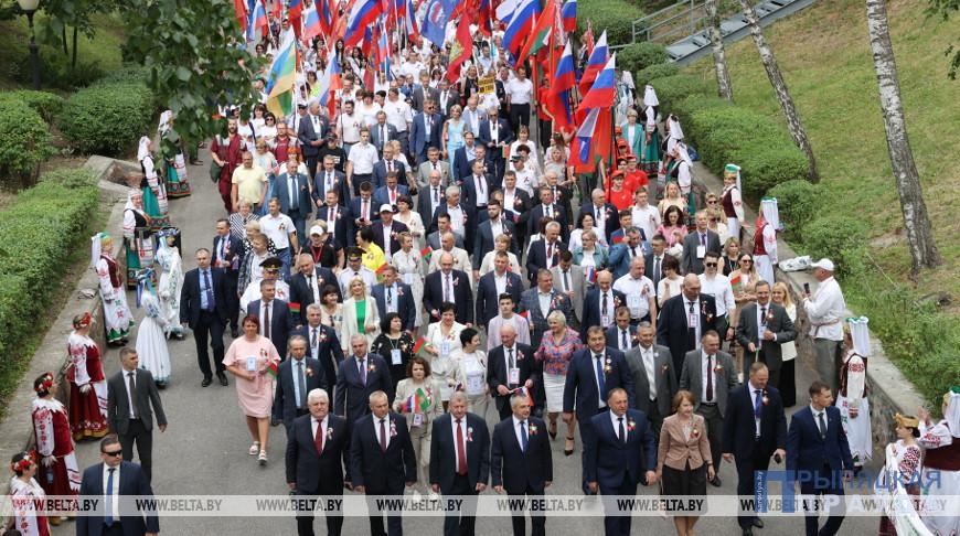В знак «Славянского единства». Шествие в Гомеле объединило разные поколения белорусов и россиян