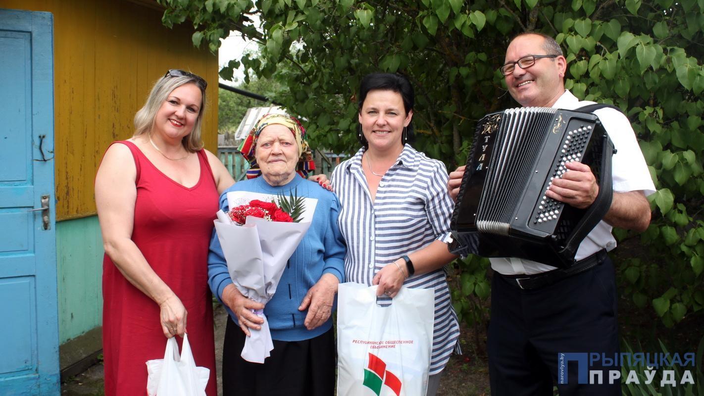 Надежда Крикун из деревни Калиничи отмечает 90-летний юбилей