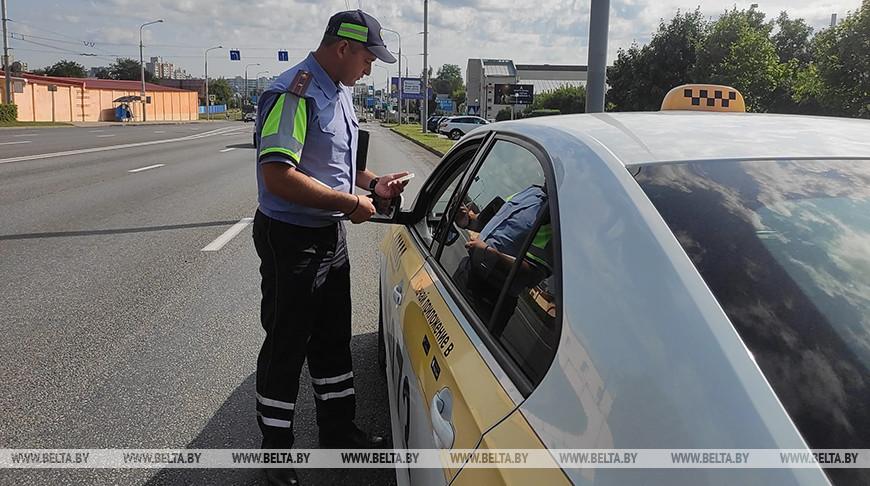 «Шеф, не гони». Как сотрудники ГАИ Гомельской области контролируют таксистов на дороге