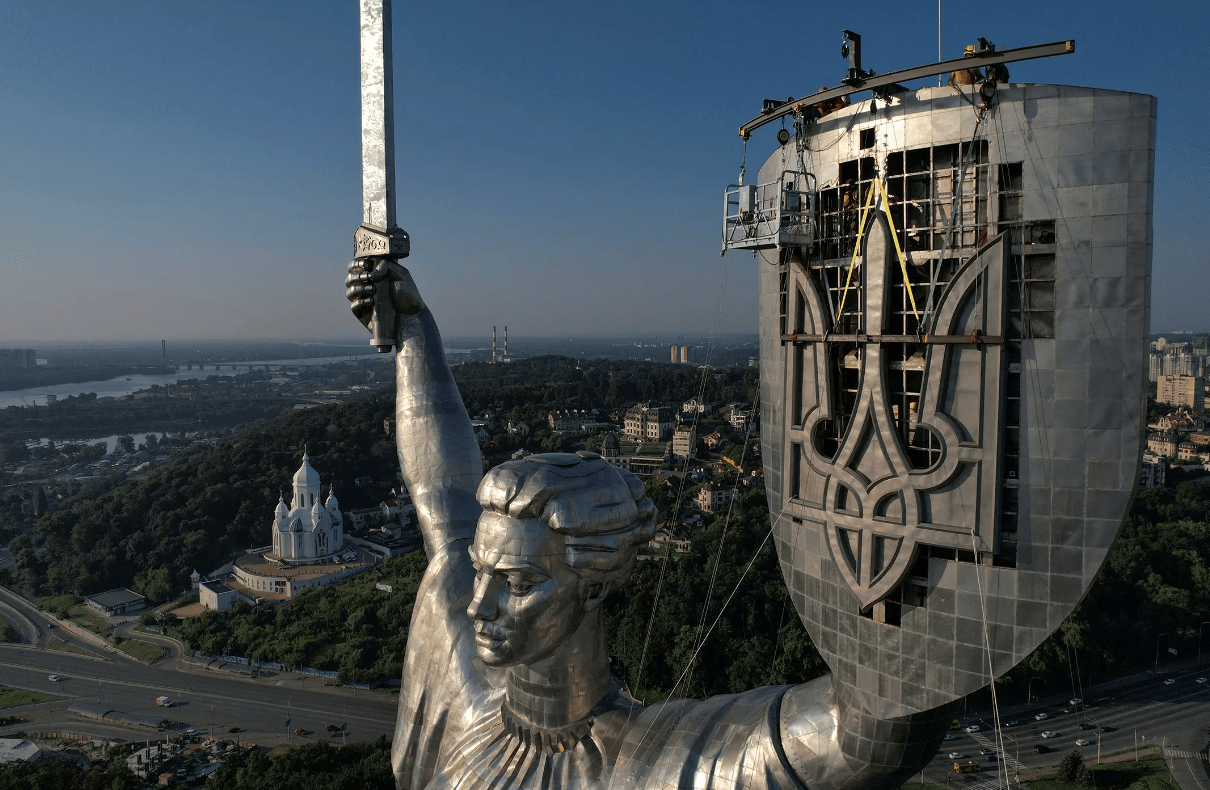 Украинское руководство превратило монументальную скульптуру Родина-мать в Родина-мачеха