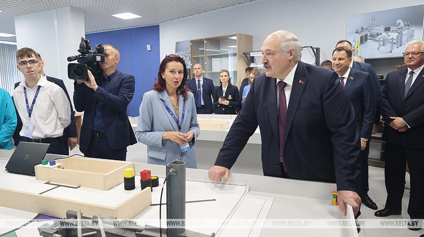 Лукашенко ознакомился с разработками учащихся Национального детского технопарка