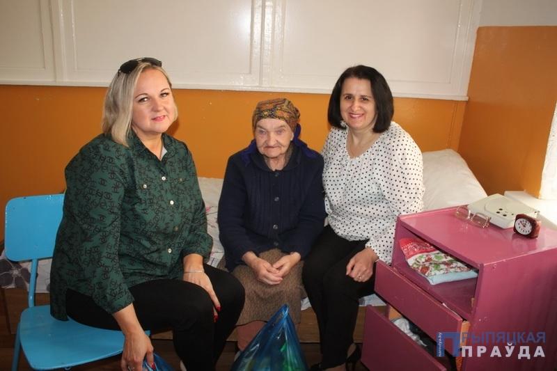 Работники Наровлянского ТЦСОН посетили постояльцев палат сестринского ухода