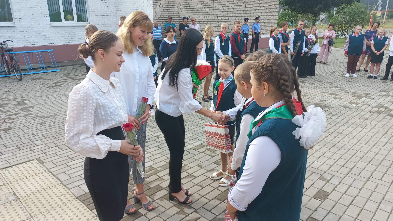 Члены Молодежного совета поздравили учащихся Вербовичской школы с Днем знаний