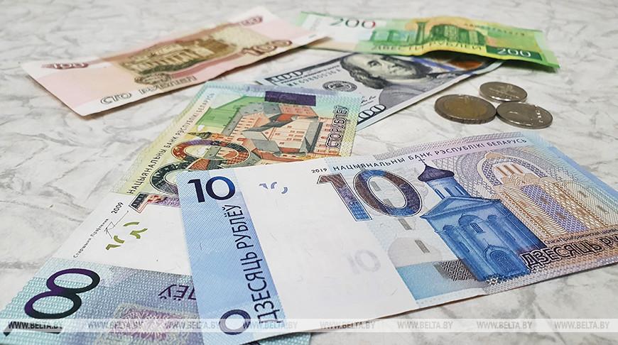 Белорусский рубль на торгах ослаб к трем основным валютам