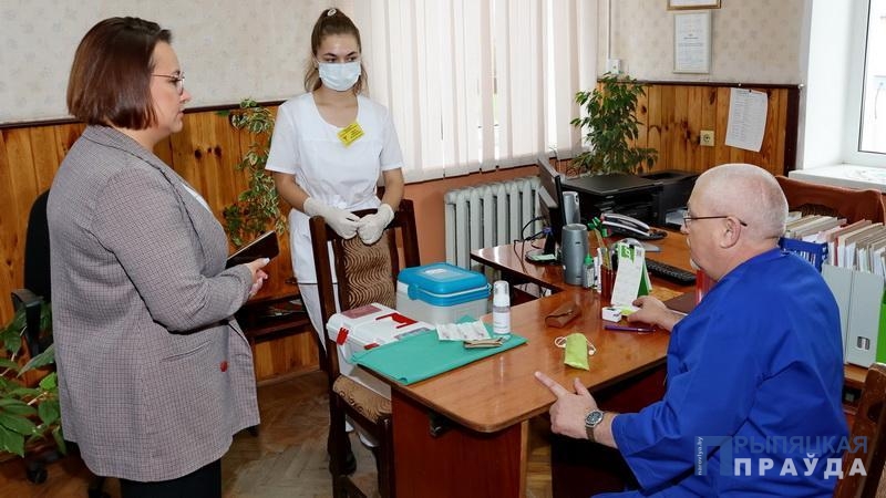 Работники Наровлянского райисполкома присоединились к кампании по вакцинации против гриппа