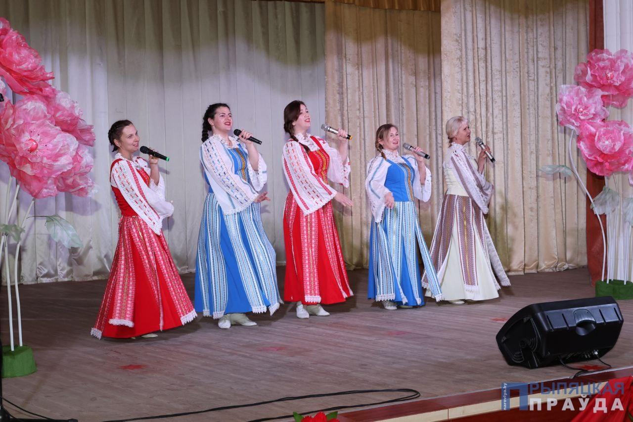 В канун 106-й годовщины Октябрьской революции в Наровле прошел праздничный концерт