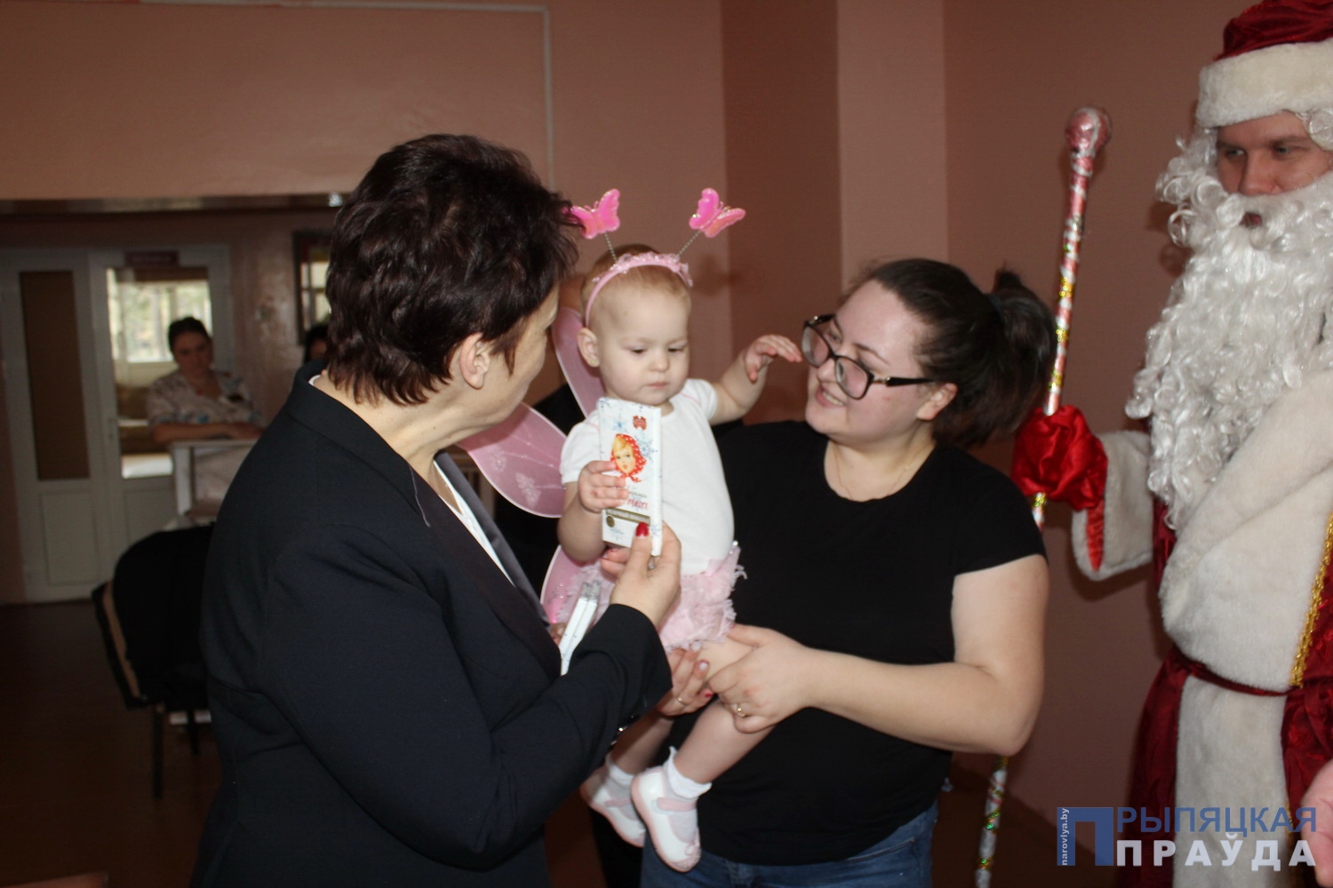 Депутаты Наровлянского райсовета поздравили детей педиатрического отделения больницы