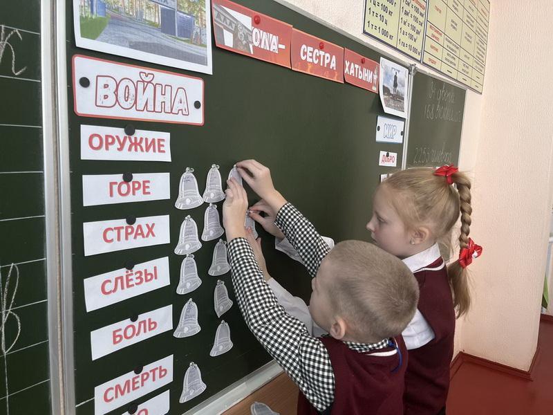 В школах Наровлянщины прошел единый урок, посвященный 80-летию трагедии в деревне Ола
