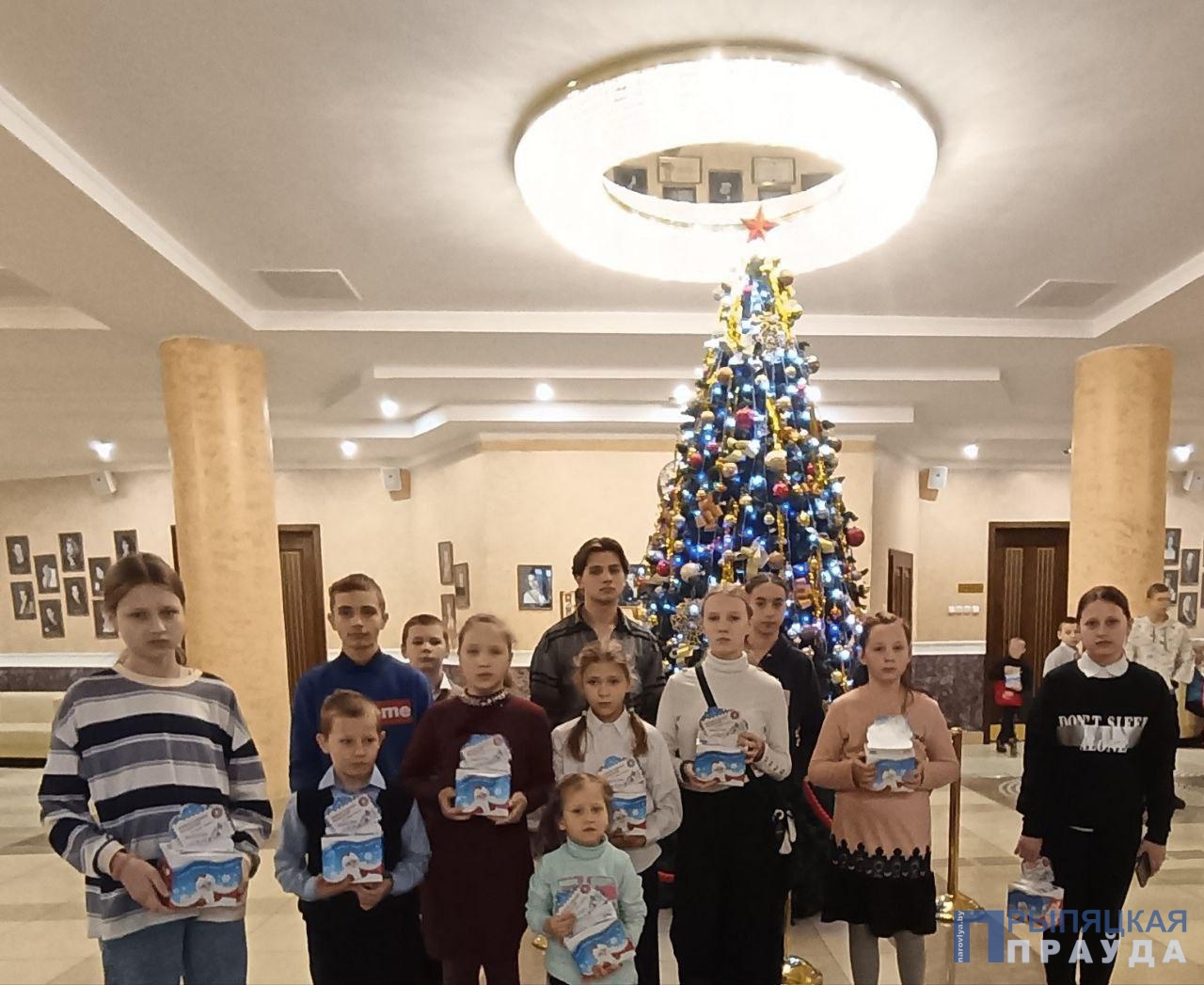 Наровлянские дети побывали в Мозыре на елке Фонда мира